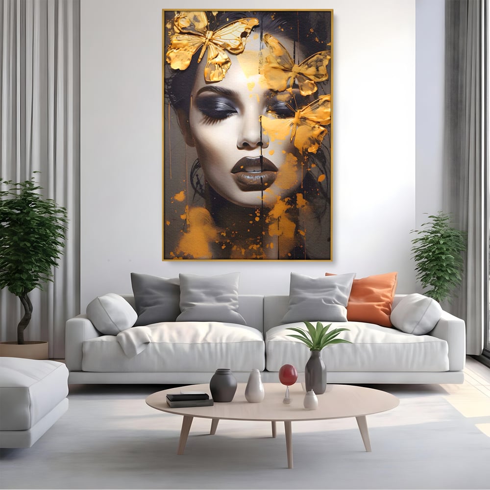 Tablou canvas cu tablou canvas cu portret de femeie si fluturi, in rama de aluminiu auriu, pe perete intr-un living